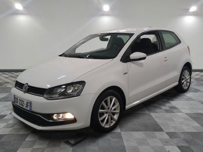 la volkswagen polo blanche est garée sur un carrelage à carreaux