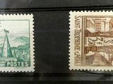 deux timbres exposés dans une vitrine représentant un château