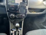 l'intérieur d'une voiture, avec le volant et les commandes du tableau de bord
