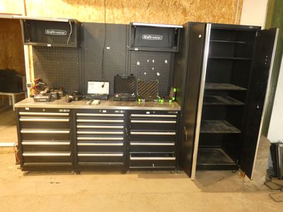l'image d'un garage contenant de nombreux outils