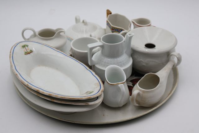 Lot de porcelaines : canard de malade, pot à lait Bernardaud, pet...