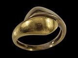 gros plan d'une bague en or sur fond noir