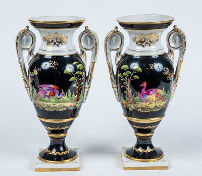 # Paire de vases de forme balustre en porcelaine à décor de …