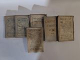 Plusieurs cartes anciennes sont accrochées au mur d'une pièce