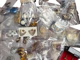 un tas de décorations de Noël variées posées sur une surface blanche