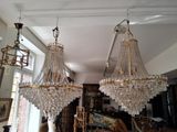 deux lustres suspendus au plafond dans un salon