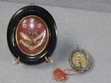 une photo représentant une petite horloge posée sur une table