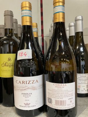 plusieurs bouteilles de vin sont alignées sur un comptoir