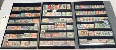 de nombreux types de timbres différents exposés sur une table