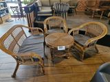 plusieurs chaises et une table dans un magasin, avec une étiquette de prix dessus