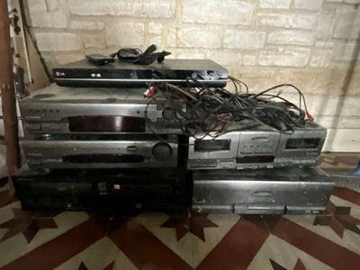 tout un tas d'appareils électroniques empilés les uns sur les autres