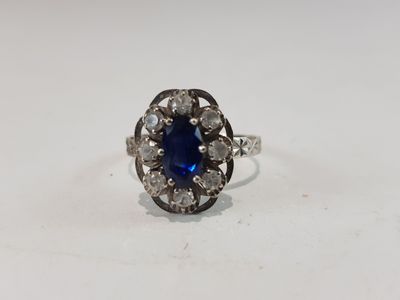 Gros plan sur une bague contenant une pierre bleue