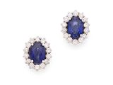 une paire de boucles d'oreilles en saphir et diamant
