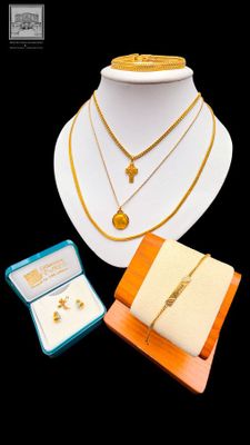 un collier, un bracelet et une bague dans une vitrine