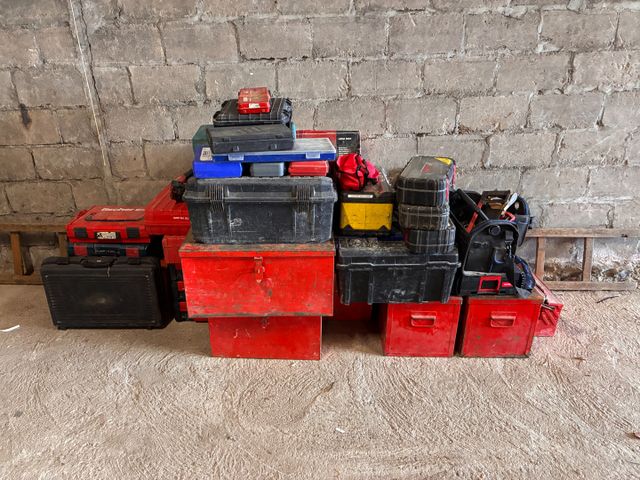 Important lot d’outillages à mains, quincaillerie et divers. Visi...