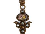 un gros plan d'un objet métallique orné de perles