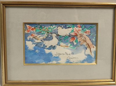 tableau représentant un oiseau et des fleurs, dans un cadre doré, accroché à un mur blanc