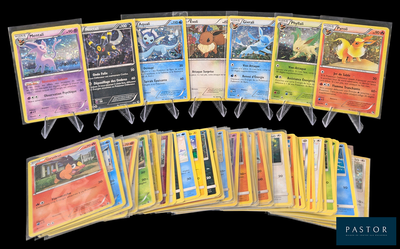 beaucoup de cartes pokemon sur la table
