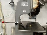 une machine posée sur le comptoir d'une cuisine