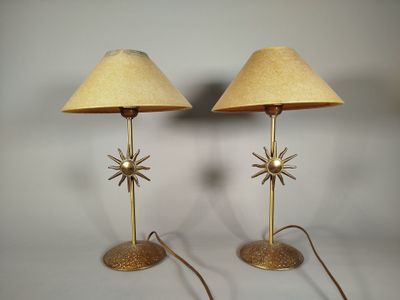 une paire de lampes en laiton en forme d'étoile, chacune munie d'un abat-jour