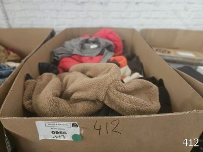 une boîte en carton remplie d'un grand nombre de vêtements