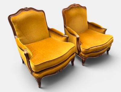 une paire de chaises jaunes sur fond blanc, avec un arrière-plan gris clair