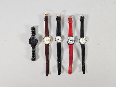 Lot de cinq montres bracelets de dame : MESTIS en métal doré et en aci
