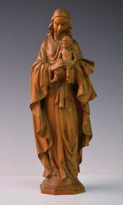 statue d'une femme tenant un enfant dans ses bras