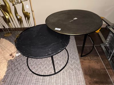 deux tables placées l'une à côté de l'autre sur le sol