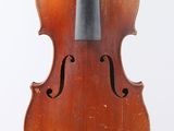 un vieux violon avec un archet accroché à son dos