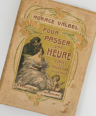 un vieux livre sur lequel figure l'image d'une femme et d'un enfant