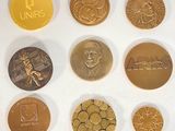 un grand nombre de pièces qui se trouvent sur une surface blanche