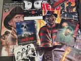 une pile d'affiches de cinéma par terre dans une pièce