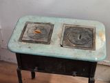 an old stove with two burners on top of it