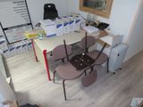 vue en plan d'un bureau et de chaises dans une pièce
