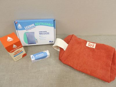 une serviette, du dentifrice, du dentifrice et du dentifrice sur une table