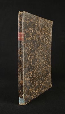 un vieux livre posé sur une surface noire
