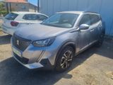 un SUV argenté garé devant un immeuble bleu