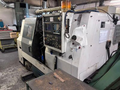 une machine qui se trouve à l'intérieur d'un bâtiment