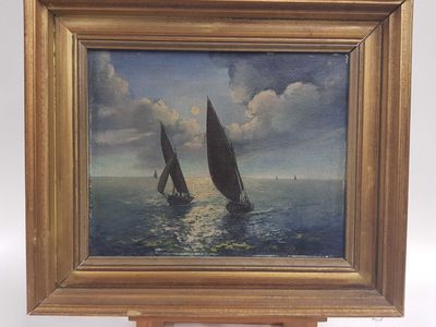 une peinture à l'huile représentant des voiliers en mer, posée sur un petit chevalet