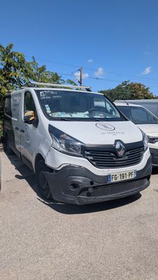 plusieurs camionnettes blanches garées les unes à côté des autres sur un parking