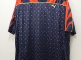 un t-shirt bleu et orange accroché au mur