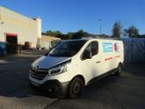 une camionnette blanche garée dans un parking