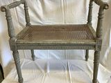 une chaise posée sur un drap blanc