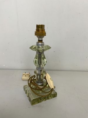 une lampe en verre posée sur une table
