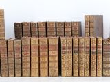 un grand nombre de vieux livres empilés les uns sur les autres