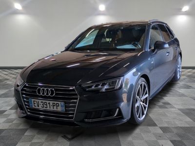 La nouvelle berline noire d'Audi est garée sur un sol en carrelage à damier