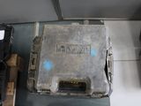 deux vieux téléphones portables posés l'un à côté de l'autre sur une table