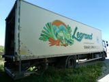 un camion garé sur le côté de la route
