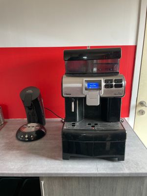 une machine à café posée sur un comptoir dans une cuisine